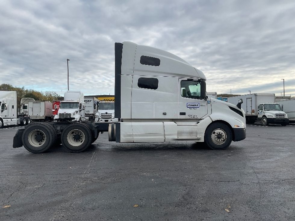Sleeper Tractor-Heavy Duty Tractors-Volvo-2022-VNL64760-Mount Pleasant-PA-304,013\n\t\tmiles-$ 90,000 - Image 8