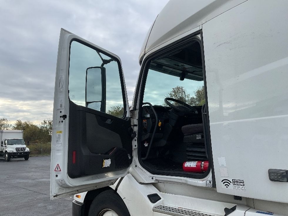 Sleeper Tractor-Heavy Duty Tractors-Volvo-2022-VNL64760-Mount Pleasant-PA-304,013\n\t\tmiles-$ 90,000 - Image 9