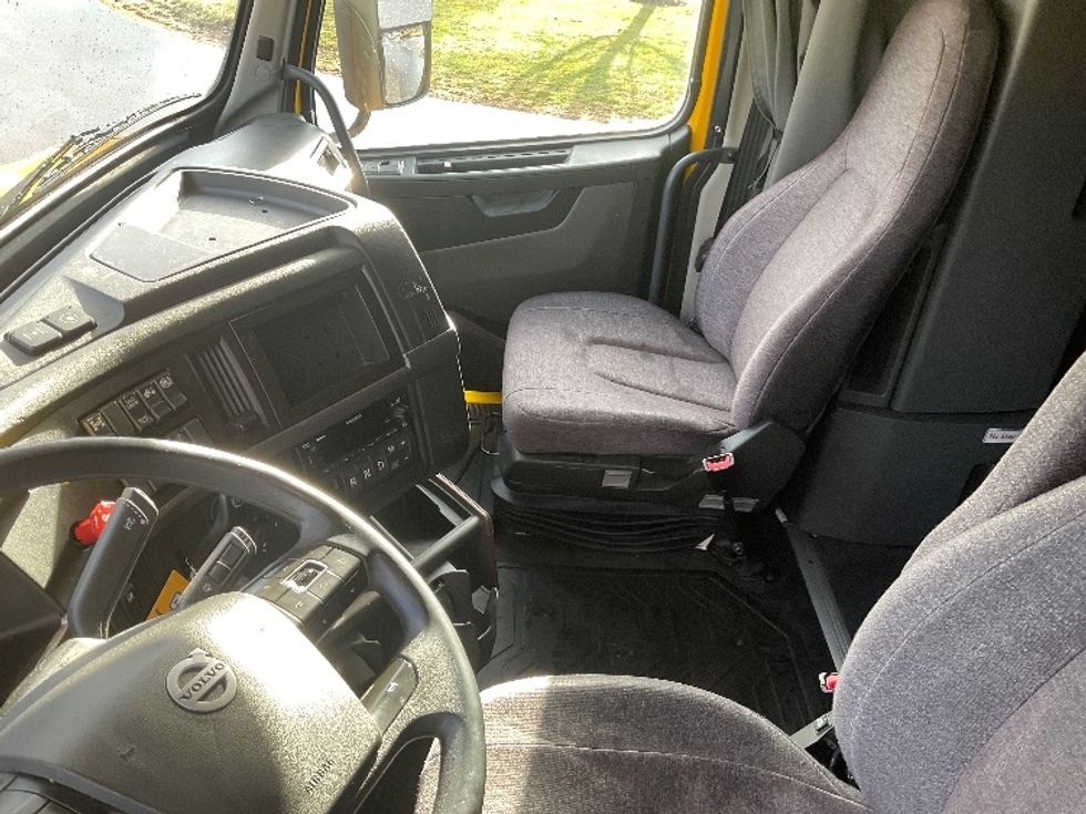 Sleeper Tractor-Heavy Duty Tractors-Volvo-2022-VNL64760-Mount Pleasant-PA-553,627\n\t\tmiles-$ 59,250 - Image 10