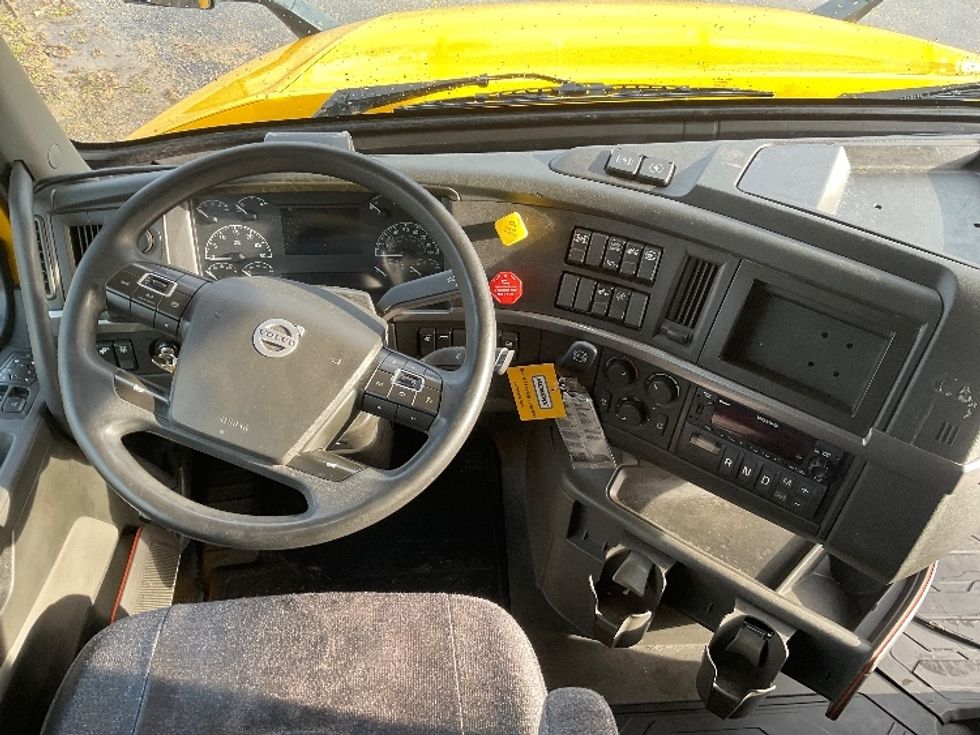Sleeper Tractor-Heavy Duty Tractors-Volvo-2022-VNL64760-Mount Pleasant-PA-553,627\n\t\tmiles-$ 59,250 - Image 11