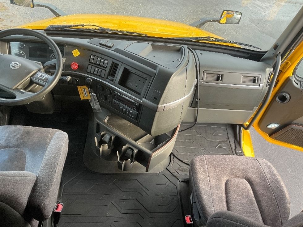 Sleeper Tractor-Heavy Duty Tractors-Volvo-2022-VNL64760-Mount Pleasant-PA-553,627\n\t\tmiles-$ 59,250 - Image 12