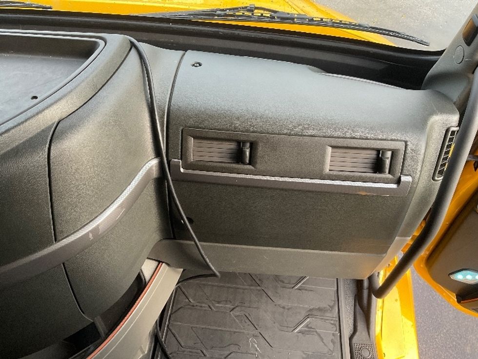 Sleeper Tractor-Heavy Duty Tractors-Volvo-2022-VNL64760-Mount Pleasant-PA-553,627\n\t\tmiles-$ 59,250 - Image 14