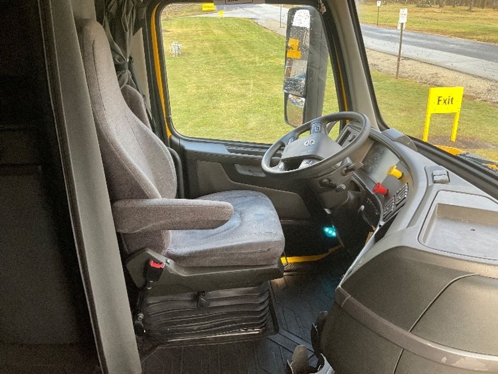 Sleeper Tractor-Heavy Duty Tractors-Volvo-2022-VNL64760-Mount Pleasant-PA-553,627\n\t\tmiles-$ 59,250 - Image 15