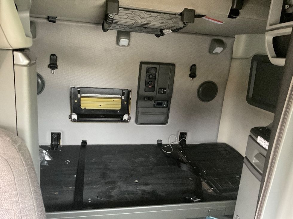 Sleeper Tractor-Heavy Duty Tractors-Volvo-2022-VNL64760-Mount Pleasant-PA-553,627\n\t\tmiles-$ 59,250 - Image 16