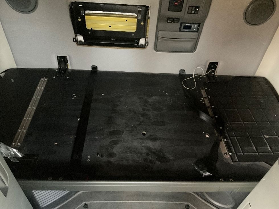 Sleeper Tractor-Heavy Duty Tractors-Volvo-2022-VNL64760-Mount Pleasant-PA-553,627\n\t\tmiles-$ 59,250 - Image 17