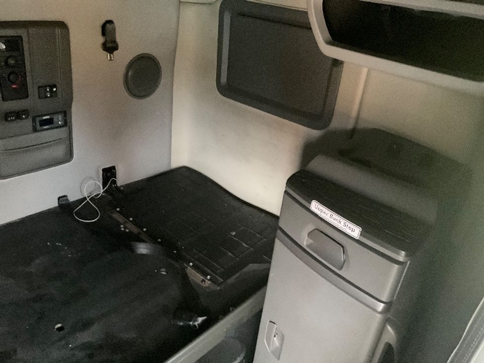 Sleeper Tractor-Heavy Duty Tractors-Volvo-2022-VNL64760-Mount Pleasant-PA-553,627\n\t\tmiles-$ 59,250 - Image 18