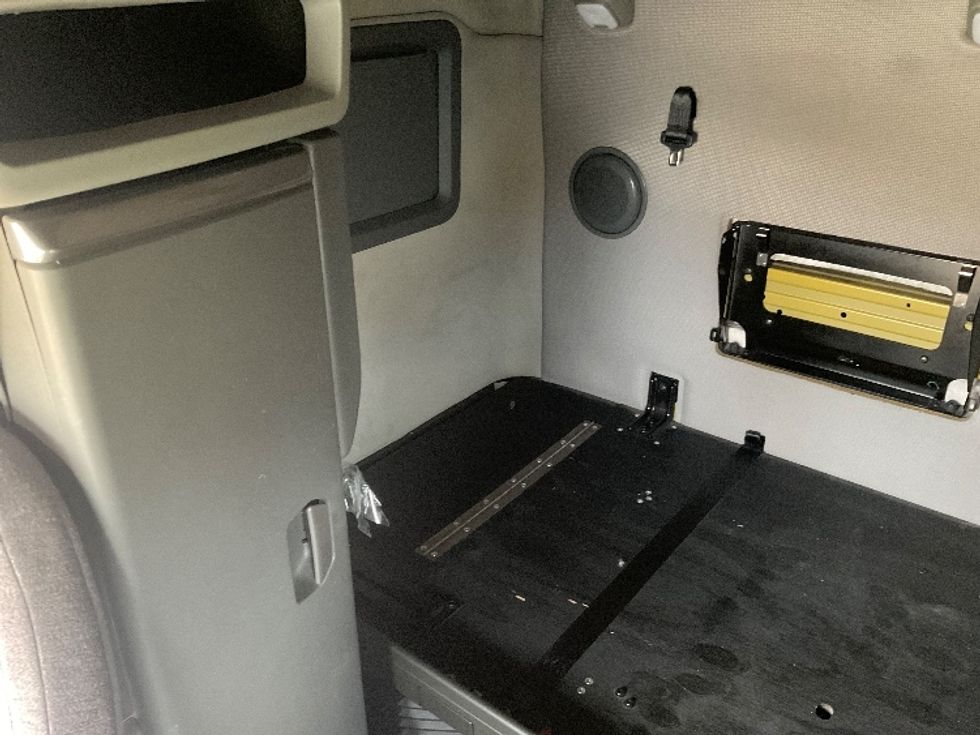 Sleeper Tractor-Heavy Duty Tractors-Volvo-2022-VNL64760-Mount Pleasant-PA-553,627\n\t\tmiles-$ 59,250 - Image 19