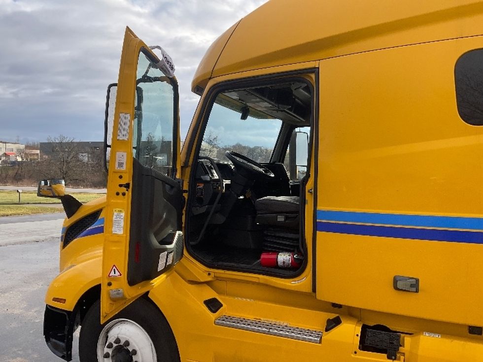 Sleeper Tractor-Heavy Duty Tractors-Volvo-2022-VNL64760-Mount Pleasant-PA-553,627\n\t\tmiles-$ 59,250 - Image 9