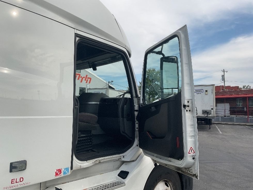 Sleeper Tractor-Heavy Duty Tractors-Volvo-2022-VNL64760-Nashville (Mount Juliet)-TN-446,912\n\t\tmiles-$ 81,250 - Image 13