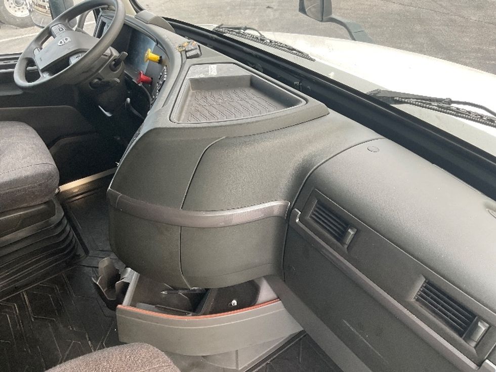 Sleeper Tractor-Heavy Duty Tractors-Volvo-2022-VNL64760-Nashville (Mount Juliet)-TN-446,912\n\t\tmiles-$ 81,250 - Image 15