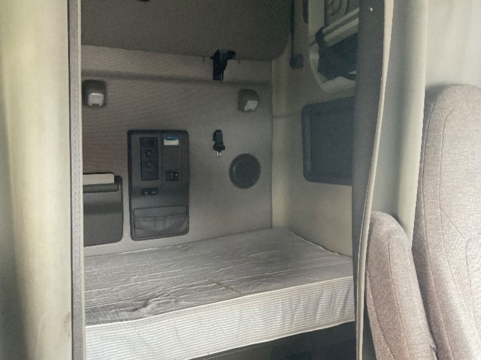 Sleeper Tractor-Heavy Duty Tractors-Volvo-2022-VNL64760-Nashville (Mount Juliet)-TN-446,912\n\t\tmiles-$ 81,250 - Image 16