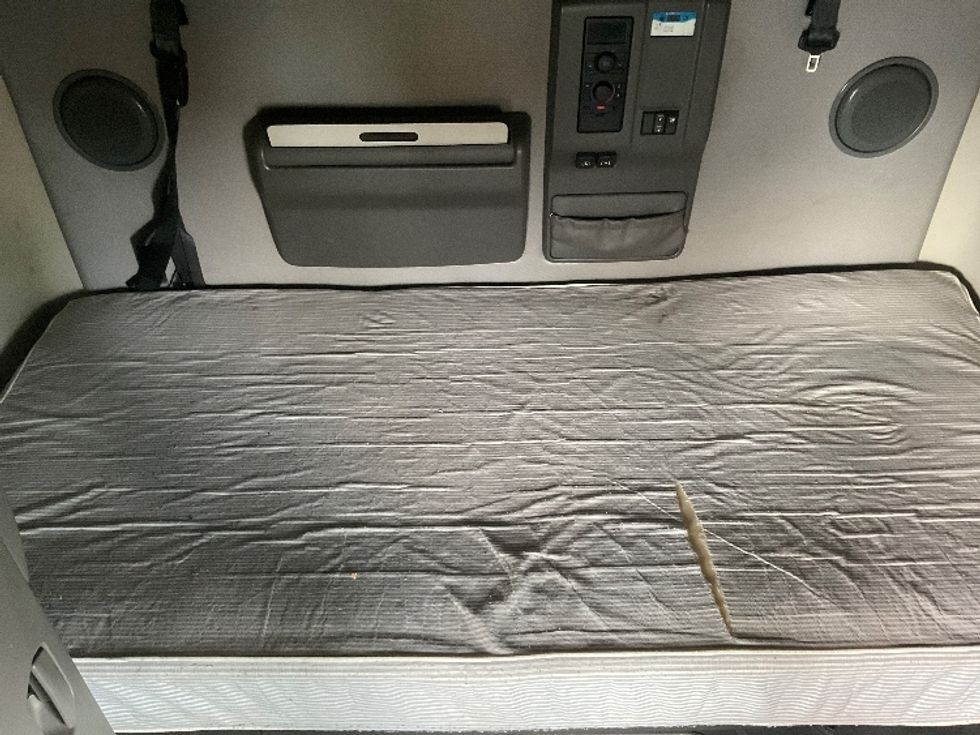 Sleeper Tractor-Heavy Duty Tractors-Volvo-2022-VNL64760-Nashville (Mount Juliet)-TN-446,912\n\t\tmiles-$ 81,250 - Image 17