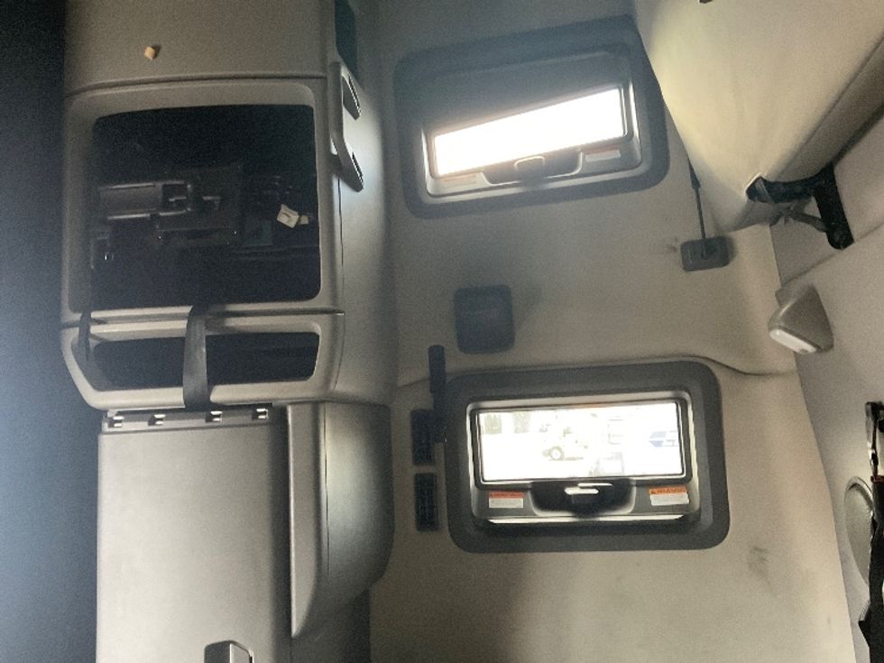 Sleeper Tractor-Heavy Duty Tractors-Volvo-2022-VNL64760-Nashville (Mount Juliet)-TN-446,912\n\t\tmiles-$ 81,250 - Image 19