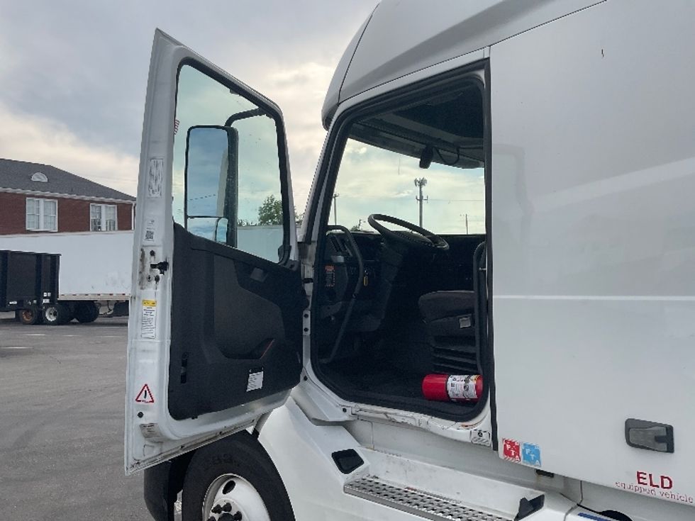 Sleeper Tractor-Heavy Duty Tractors-Volvo-2022-VNL64760-Nashville (Mount Juliet)-TN-446,912\n\t\tmiles-$ 81,250 - Image 9