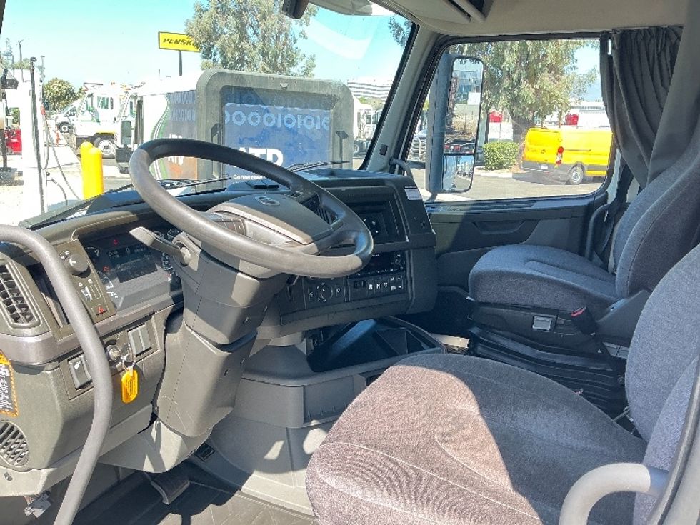 Sleeper Tractor-Heavy Duty Tractors-Volvo-2022-VNL64760-Nashville-TN-441,344\n\t\tmiles-$ 80,750 - Image 10