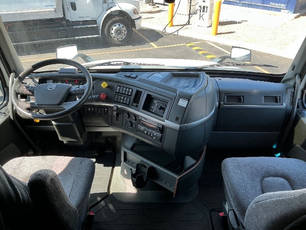 Sleeper Tractor-Heavy Duty Tractors-Volvo-2022-VNL64760-Nashville-TN-441,344\n\t\tmiles-$ 80,750 - Image 12
