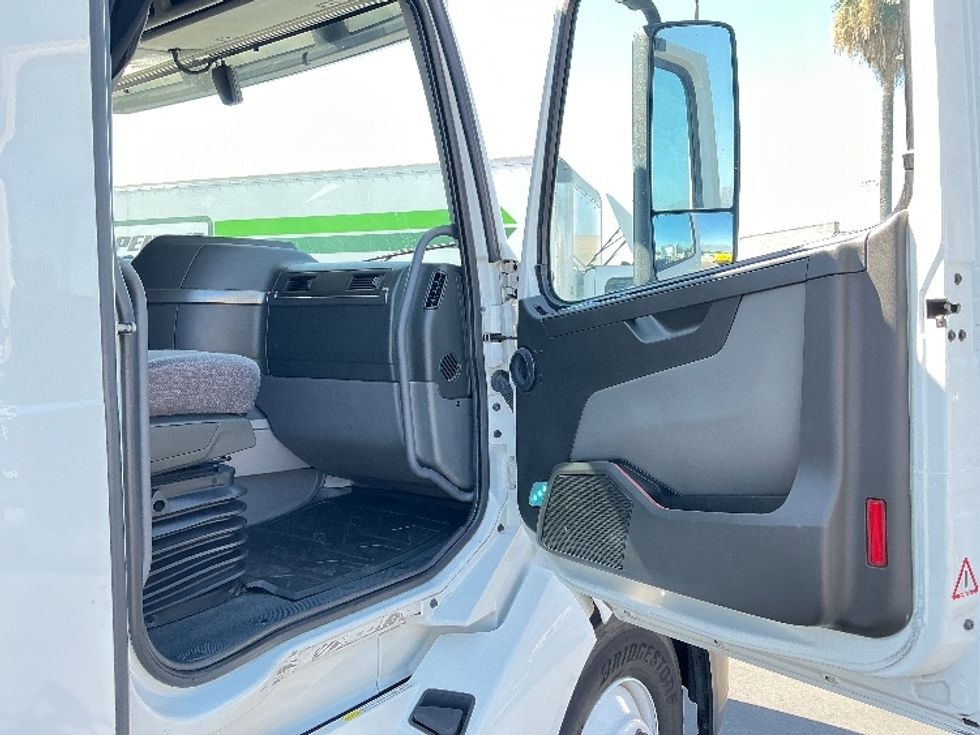 Sleeper Tractor-Heavy Duty Tractors-Volvo-2022-VNL64760-Nashville-TN-441,344\n\t\tmiles-$ 80,750 - Image 13