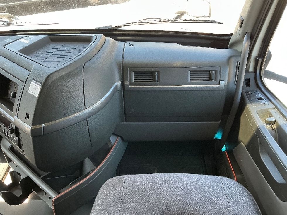 Sleeper Tractor-Heavy Duty Tractors-Volvo-2022-VNL64760-Nashville-TN-441,344\n\t\tmiles-$ 80,750 - Image 14