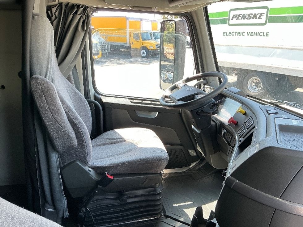 Sleeper Tractor-Heavy Duty Tractors-Volvo-2022-VNL64760-Nashville-TN-441,344\n\t\tmiles-$ 80,750 - Image 15