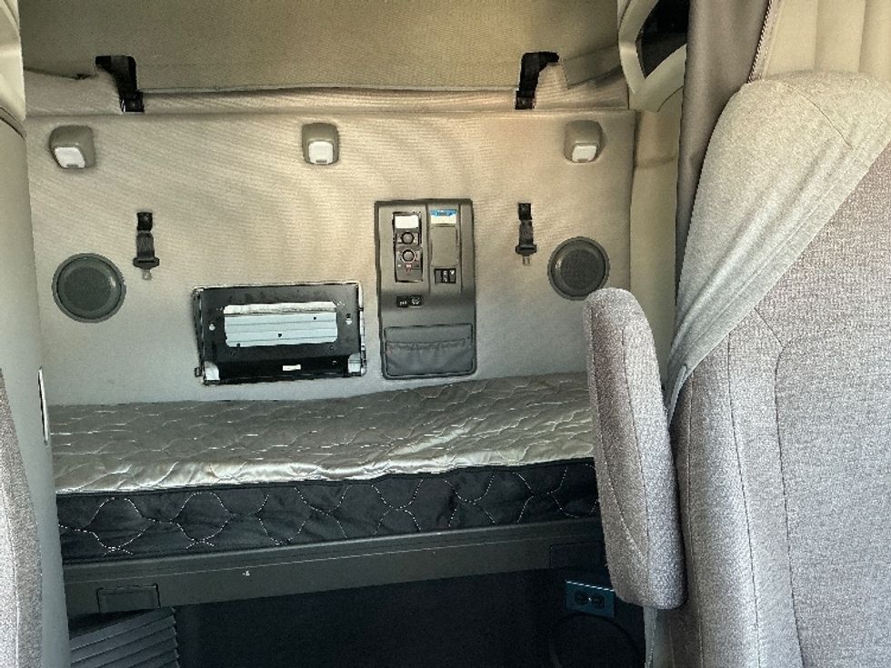 Sleeper Tractor-Heavy Duty Tractors-Volvo-2022-VNL64760-Nashville-TN-441,344\n\t\tmiles-$ 80,750 - Image 16