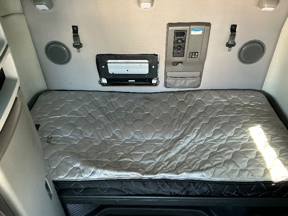 Sleeper Tractor-Heavy Duty Tractors-Volvo-2022-VNL64760-Nashville-TN-441,344\n\t\tmiles-$ 80,750 - Image 17