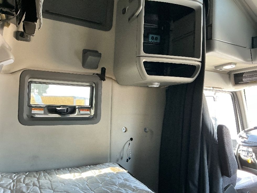 Sleeper Tractor-Heavy Duty Tractors-Volvo-2022-VNL64760-Nashville-TN-441,344\n\t\tmiles-$ 80,750 - Image 18