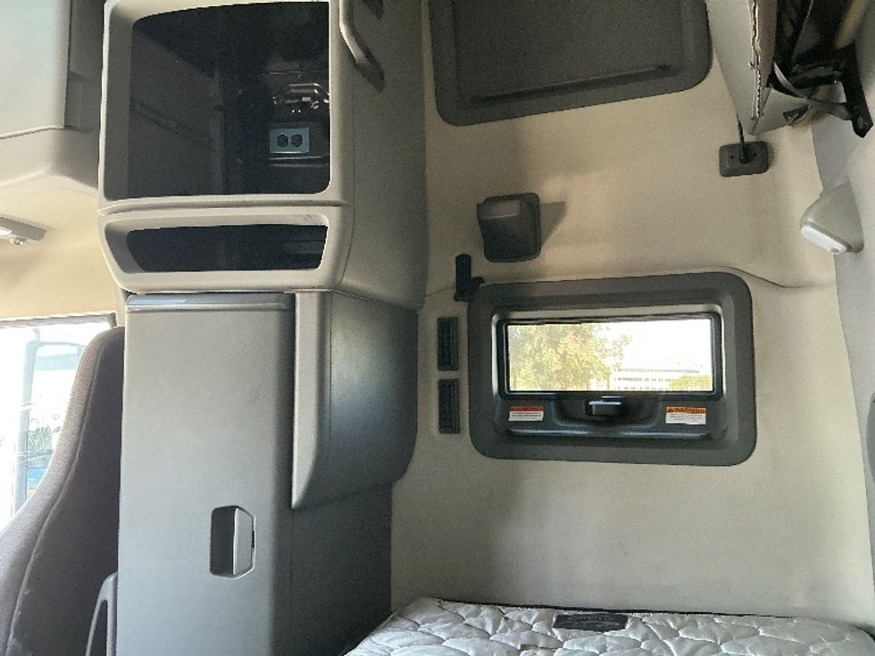 Sleeper Tractor-Heavy Duty Tractors-Volvo-2022-VNL64760-Nashville-TN-441,344\n\t\tmiles-$ 80,750 - Image 19