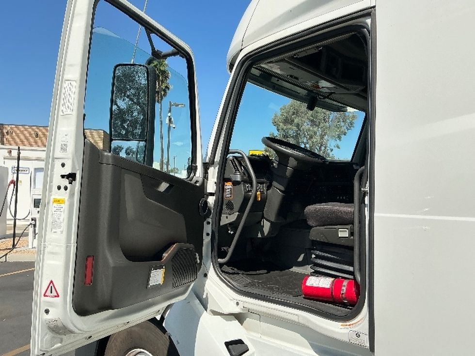 Sleeper Tractor-Heavy Duty Tractors-Volvo-2022-VNL64760-Nashville-TN-441,344\n\t\tmiles-$ 80,750 - Image 9
