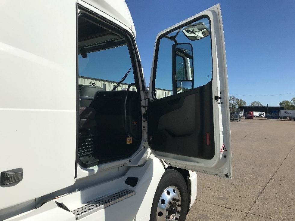 Sleeper Tractor-Heavy Duty Tractors-Volvo-2022-VNL64760-Nashville-TN-550,128\n\t\tmiles-$ 76,750 - Image 13