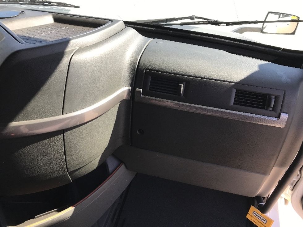 Sleeper Tractor-Heavy Duty Tractors-Volvo-2022-VNL64760-Nashville-TN-550,128\n\t\tmiles-$ 76,750 - Image 14