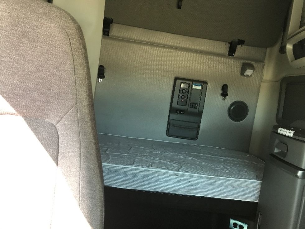 Sleeper Tractor-Heavy Duty Tractors-Volvo-2022-VNL64760-Nashville-TN-550,128\n\t\tmiles-$ 76,750 - Image 16