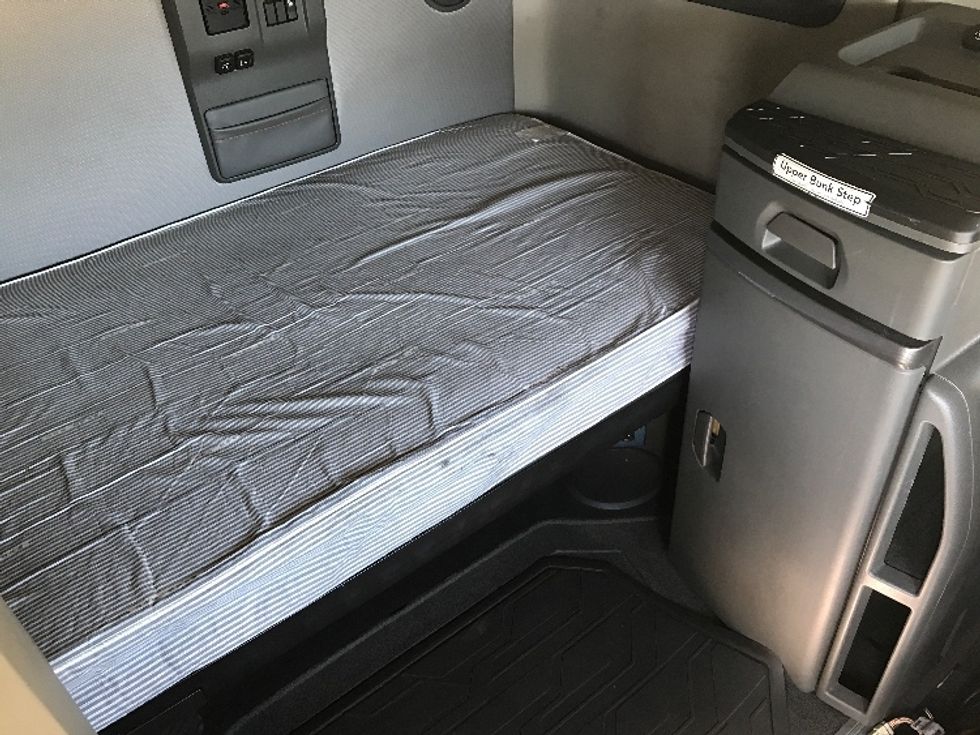 Sleeper Tractor-Heavy Duty Tractors-Volvo-2022-VNL64760-Nashville-TN-550,128\n\t\tmiles-$ 76,750 - Image 17