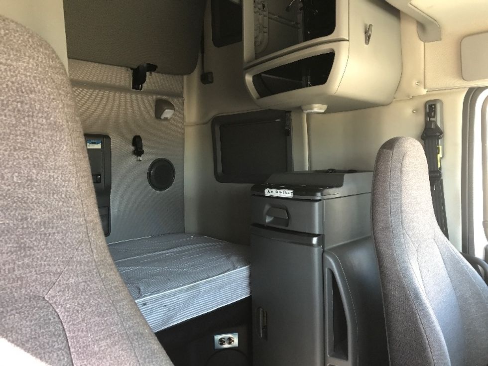 Sleeper Tractor-Heavy Duty Tractors-Volvo-2022-VNL64760-Nashville-TN-550,128\n\t\tmiles-$ 76,750 - Image 18