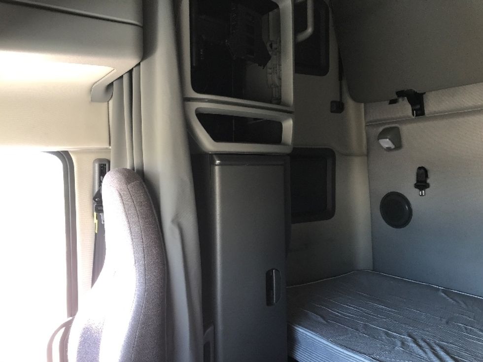 Sleeper Tractor-Heavy Duty Tractors-Volvo-2022-VNL64760-Nashville-TN-550,128\n\t\tmiles-$ 76,750 - Image 19