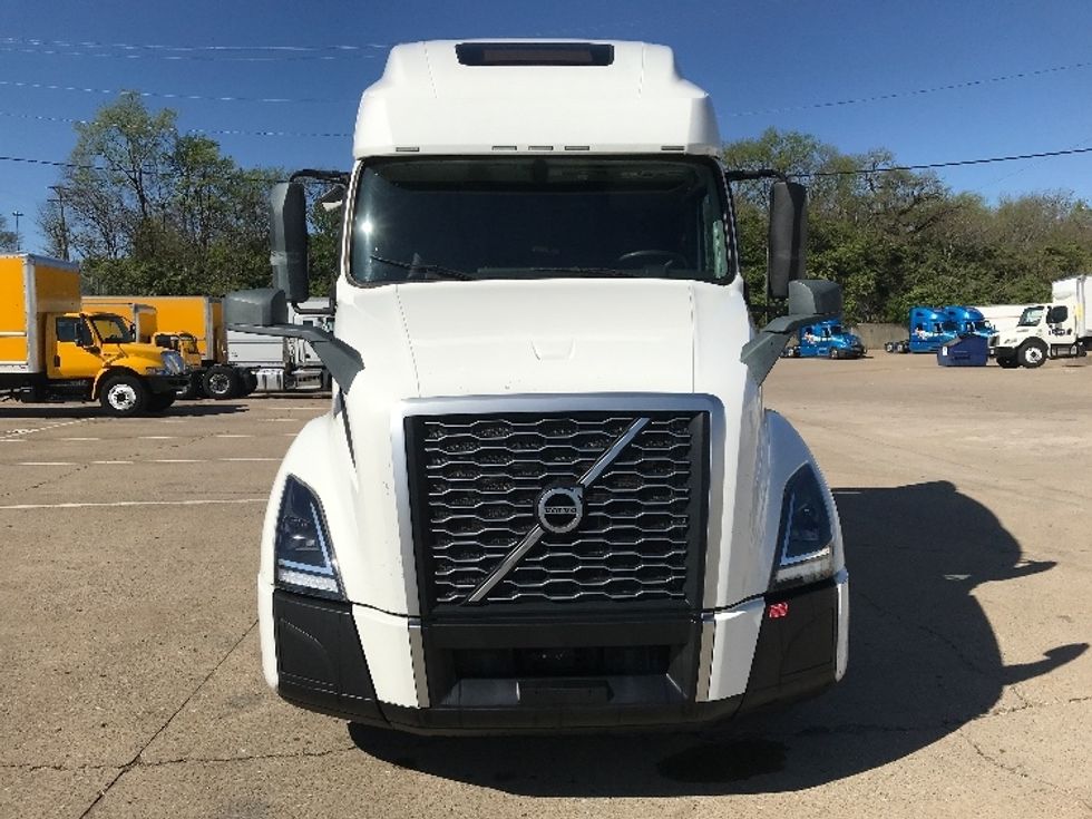 Sleeper Tractor-Heavy Duty Tractors-Volvo-2022-VNL64760-Nashville-TN-550,128\n\t\tmiles-$ 76,750 - Image 2