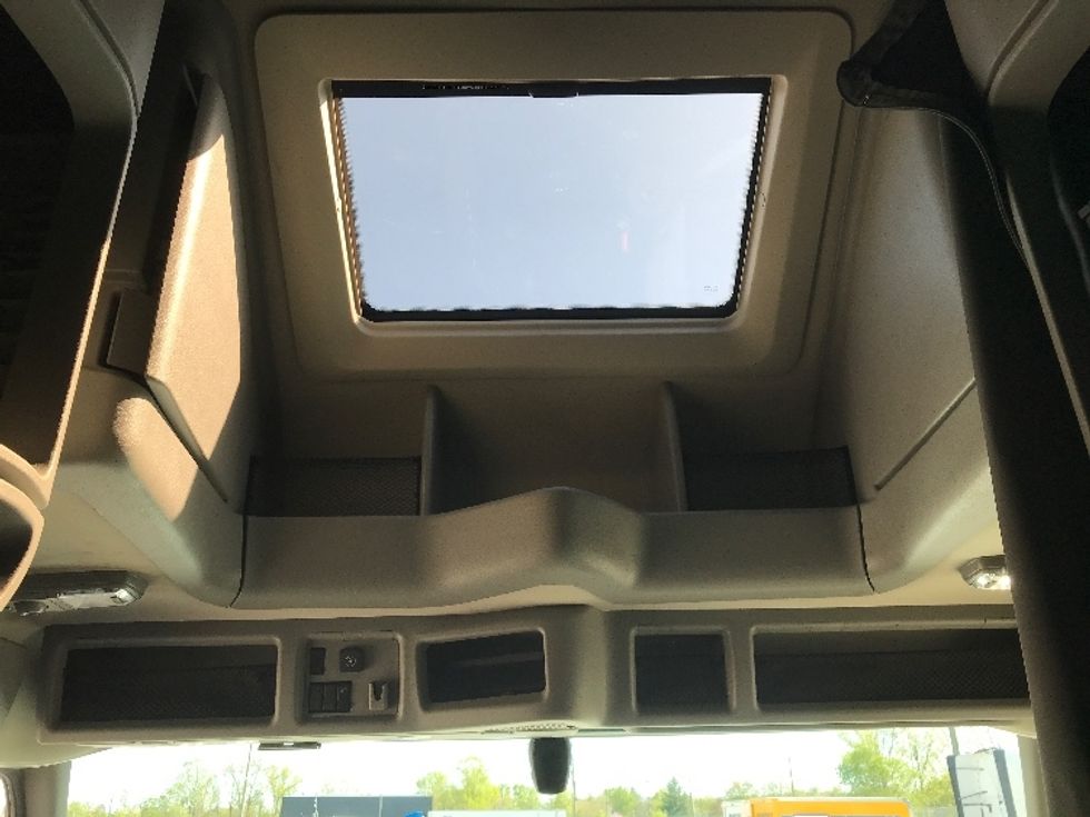 Sleeper Tractor-Heavy Duty Tractors-Volvo-2022-VNL64760-Nashville-TN-550,128\n\t\tmiles-$ 76,750 - Image 22