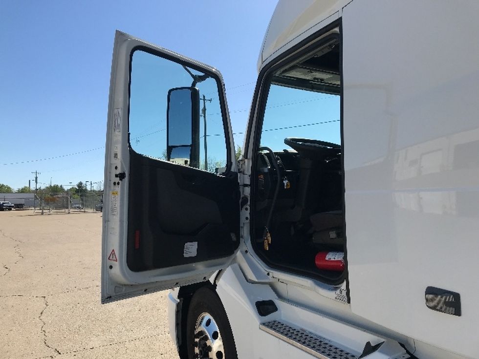 Sleeper Tractor-Heavy Duty Tractors-Volvo-2022-VNL64760-Nashville-TN-550,128\n\t\tmiles-$ 76,750 - Image 9