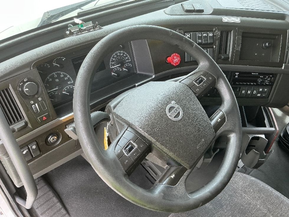 Sleeper Tractor-Heavy Duty Tractors-Volvo-2022-VNL64760-New Castle-DE-629,484\n\t\tmiles-$ 66,500 - Image 10