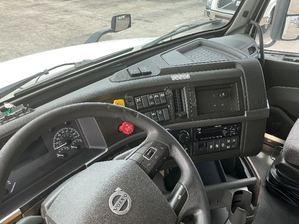 Sleeper Tractor-Heavy Duty Tractors-Volvo-2022-VNL64760-New Castle-DE-629,484\n\t\tmiles-$ 66,500 - Image 11