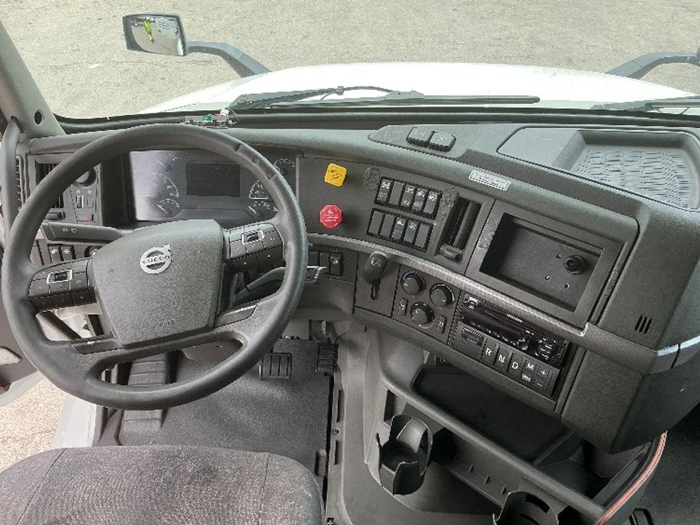 Sleeper Tractor-Heavy Duty Tractors-Volvo-2022-VNL64760-New Castle-DE-629,484\n\t\tmiles-$ 66,500 - Image 12