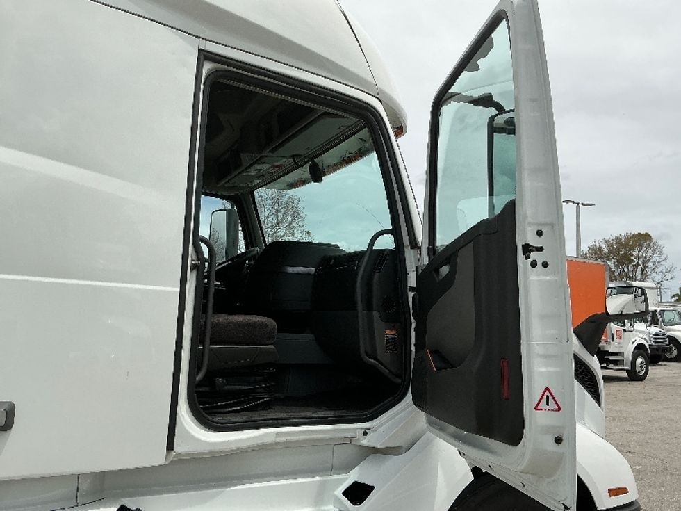 Sleeper Tractor-Heavy Duty Tractors-Volvo-2022-VNL64760-New Castle-DE-629,484\n\t\tmiles-$ 66,500 - Image 13
