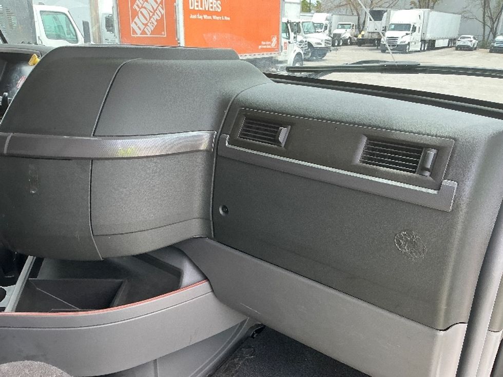 Sleeper Tractor-Heavy Duty Tractors-Volvo-2022-VNL64760-New Castle-DE-629,484\n\t\tmiles-$ 66,500 - Image 14