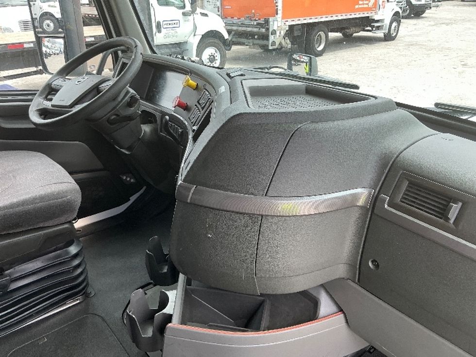 Sleeper Tractor-Heavy Duty Tractors-Volvo-2022-VNL64760-New Castle-DE-629,484\n\t\tmiles-$ 66,500 - Image 15