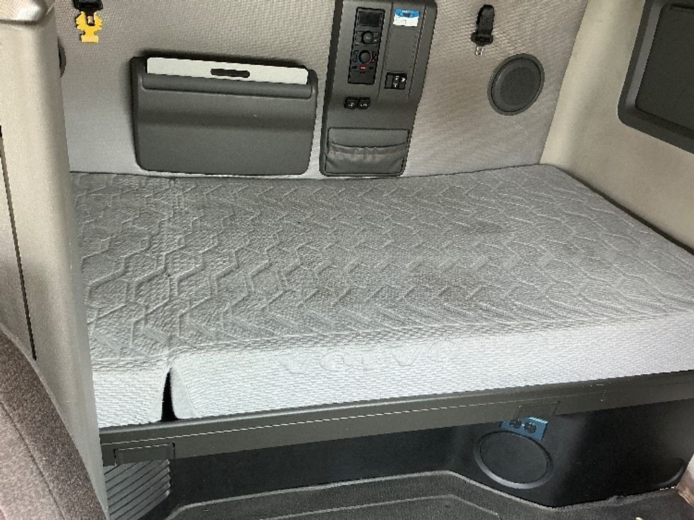 Sleeper Tractor-Heavy Duty Tractors-Volvo-2022-VNL64760-New Castle-DE-629,484\n\t\tmiles-$ 66,500 - Image 16