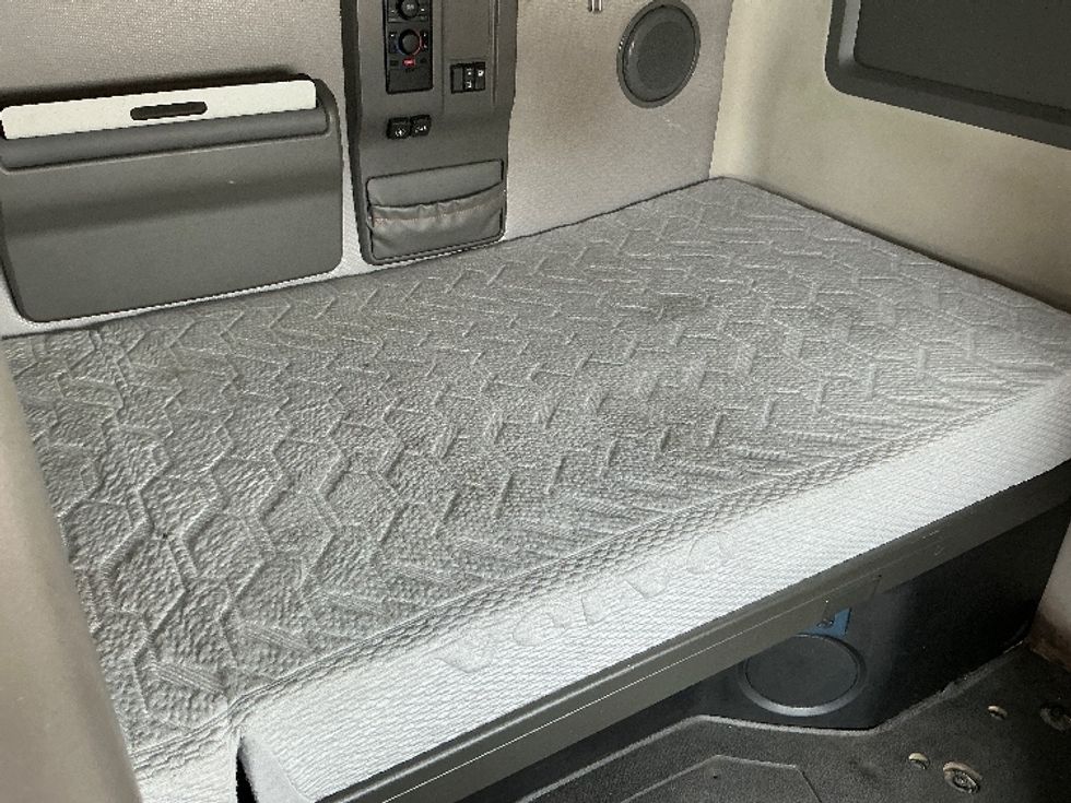 Sleeper Tractor-Heavy Duty Tractors-Volvo-2022-VNL64760-New Castle-DE-629,484\n\t\tmiles-$ 66,500 - Image 17