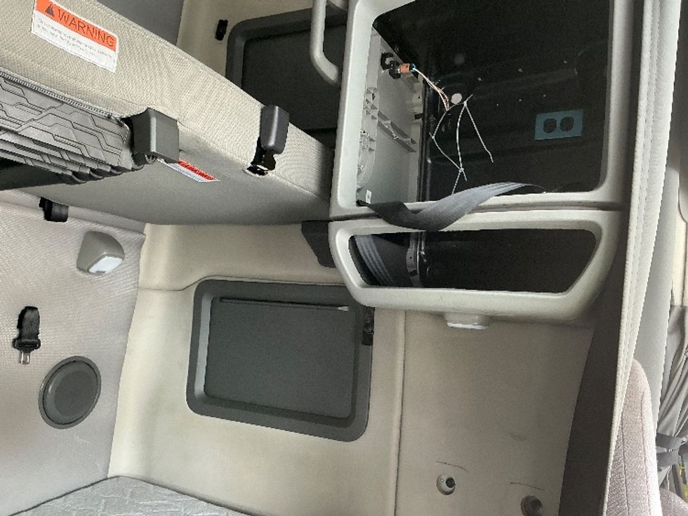 Sleeper Tractor-Heavy Duty Tractors-Volvo-2022-VNL64760-New Castle-DE-629,484\n\t\tmiles-$ 66,500 - Image 18