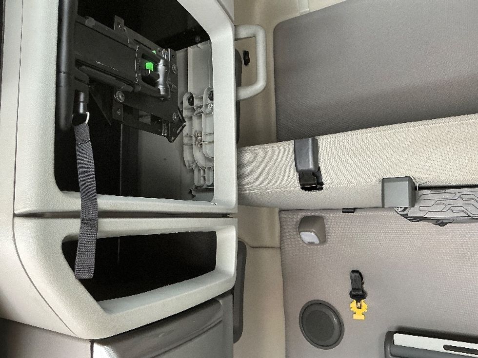 Sleeper Tractor-Heavy Duty Tractors-Volvo-2022-VNL64760-New Castle-DE-629,484\n\t\tmiles-$ 66,500 - Image 19