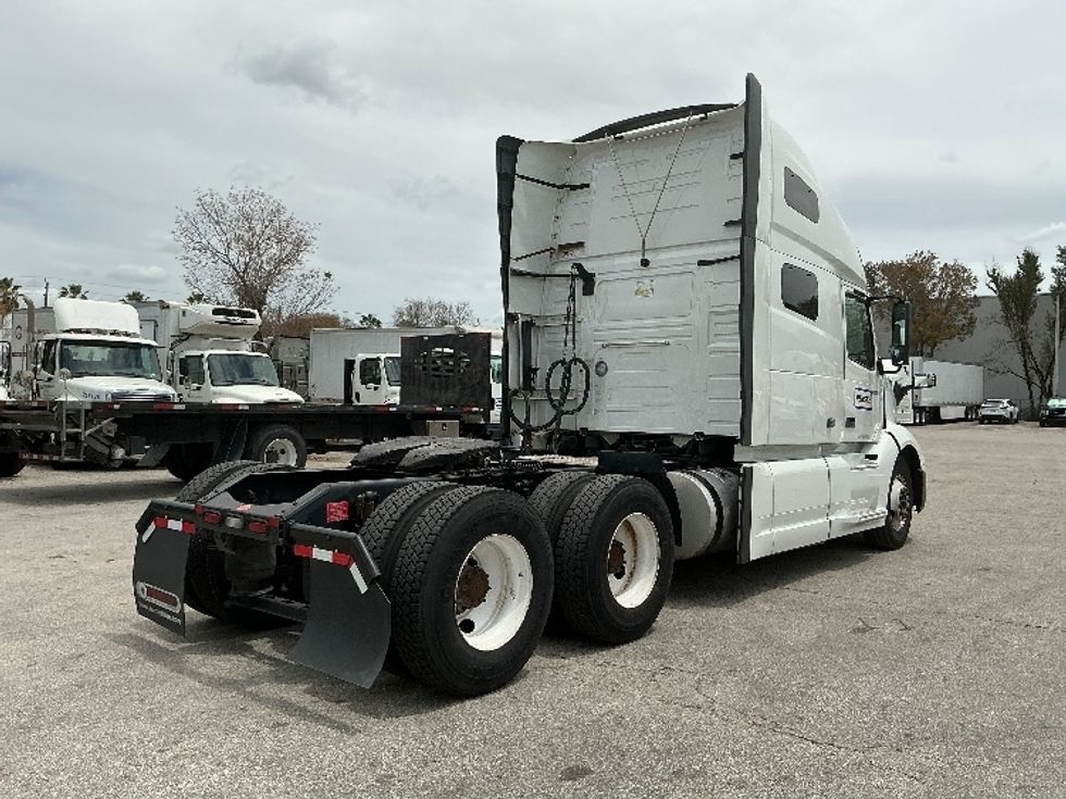 Sleeper Tractor-Heavy Duty Tractors-Volvo-2022-VNL64760-New Castle-DE-629,484\n\t\tmiles-$ 66,500 - Image 7
