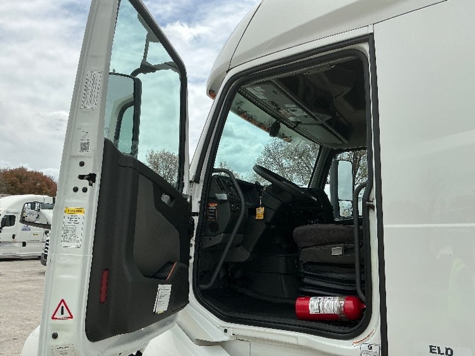 Sleeper Tractor-Heavy Duty Tractors-Volvo-2022-VNL64760-New Castle-DE-629,484\n\t\tmiles-$ 66,500 - Image 9