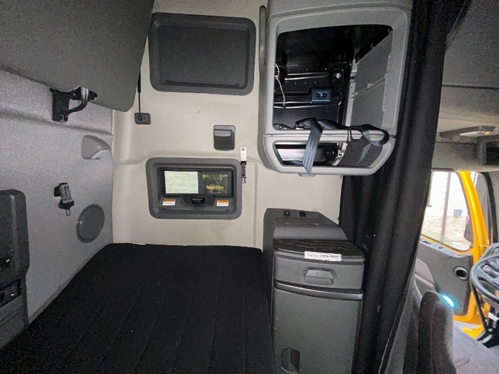 Sleeper Tractor-Heavy Duty Tractors-Volvo-2022-VNL64760-North Bergen-NJ-525,909\n\t\tmiles-$ 65,750 - Image 18